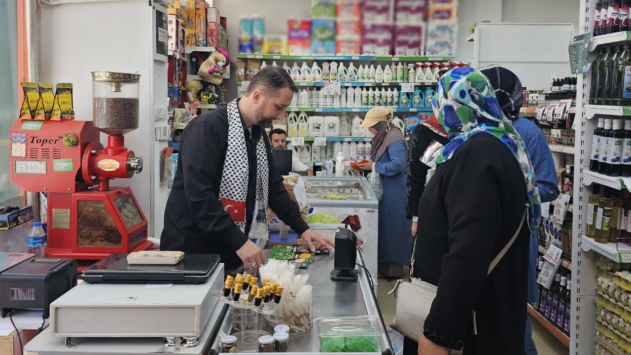 Duyarlı esnaf 9 yıldır marketinde boykot listesindeki ürünleri satmıyor