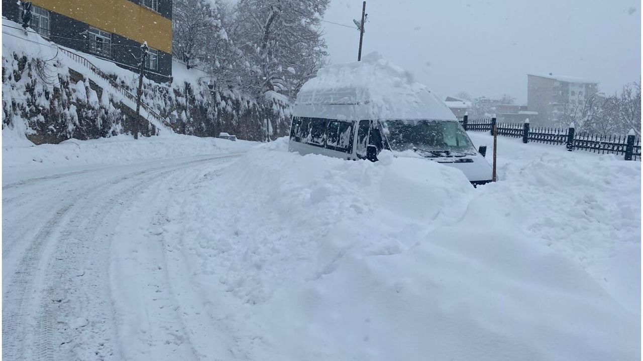 Bitlis’te köy yollarının ulaşıma açılması için çalışmalar sürüyor