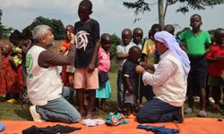 Umut Kervanı Uganda'da yüzlerce çocuğa giyim yardımında bulundu