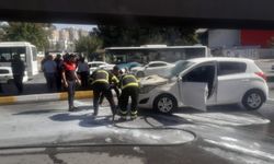 Otomobilin motorunda çıkan yangın söndürüldü