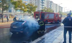 Diyarbakır'da seyir halindeki otomobilde yangın çıktı