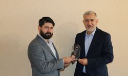 Filistin'e verdiği destek haberlerinden dolayı İLKHA muhabirine plaket verildi