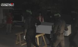 HAMAS anlaşmaya bağlı kalarak siyonist bir esirin cesedini daha Kızılhaç'a teslim etti