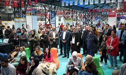 Malatya'daki kitap fuarına katılan şair ve yazarlar: İnsanların ilgisi oldukça iyi
