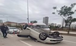 Adana'da park halindeki araçlara çarpan otomobil ters döndü
