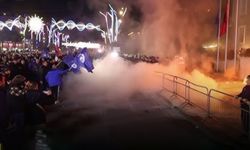 Arnavutluk'ta yolsuzluk protestolarında hükümetin istifasını talep ediyor 