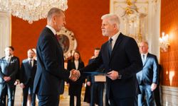 Çekya hükümet kabul edildi