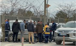 Direksiyon başında rahatsızlanan sürücü kaldırıma çarptı: Bir yaralı