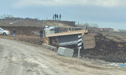 Diyarbakır'da kontrolden çıkan kamyon devrilerek yan yattı