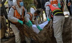 Gazze’de Baptist Hastanesi’ndeki geçici mezarlıktan naaşlar resmi mezarlıklara taşınıyor