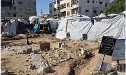 Gazze'de mezarlıkta yaşam: Yerinden edilen aileler barınacak yer bulamıyor