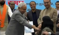 Hindistan'da skandal: Bihar Başbakanı Müslüman doktorun peçesini zorla açtı