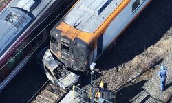 Japonya'da otomobil ile yolcu treni çarpıştı