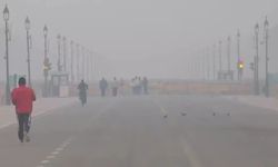 Kirlilik nedeniyle oluşan sis tabakası, Delhi'deki hava kirliliğini "tehlikeli" aşamaya çıkardı