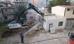 Mersin'de ağır hasarlı bina kontrollü yıkıldı