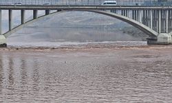 Şırnak Cizre’de Dicle Nehri kızıla boyandı: İlçeye su verilmeyecek