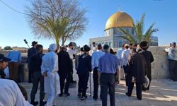 Siyonist işgalciler Mescid-i Aksa'ya baskın düzenledi