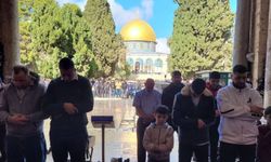 Siyonist rejimin engellerine rağmen 50 bin Müslüman Mescid-i Aksa'da saf tuttu