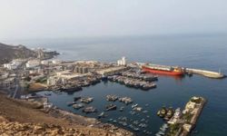 Suudi rejimi, BAE'nin Yemen'e silah sevkiyatını Mukalla Limanı'nda vurdu