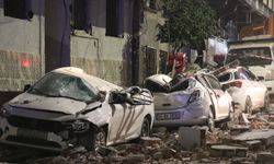 Zeytinburnu'nda bir bina kısmen çöktü: 3 araç kullanılamaz hale geldi