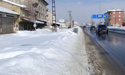 Ağrı’da çatılar çöktü, vatandaş kaldırıma hasret kaldı