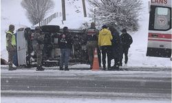 Bitlis-Van yolunda minibüs devrildi: 4 yaralı