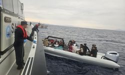 Çanakkale açıklarında lastik botta sürüklenen düzensiz göçmenler kurtarıldı
