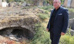 Cizre Asri Mezarlığı'nda bulunan tarihi medrese kurtarılmayı bekliyor