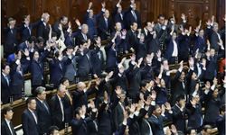 Japonya'da hükümet düştü, ülke erken seçime gidiyor