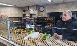 Siirt'te bir fırın Miraç Kandili vesilesiyle vatandaşlara çeşitli ikramlarda bulundu