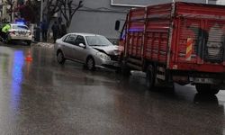 Siirt’te kamyon ile otomobil kafa kafaya çarpıştı