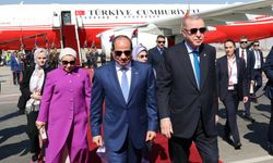 Cumhurbaşkanı Erdoğan Mısır'da havalimanında Sisi tarafından karşılandı