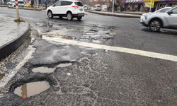 Kar eridi, bozuk yollar gün yüzüne çıktı