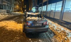 Kar kütlesinin ağırlığı Ağrı'da bir işyeri ve bazı araçlara zarar verdi