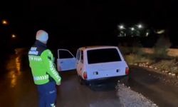 Mersin'de mevzuata aykırı egzoz ve plakasız araç kullanan sürücüye ceza