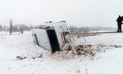 Sivas’ta buzlanma nedeniyle öğrenci servisi devrildi: 10 yaralı