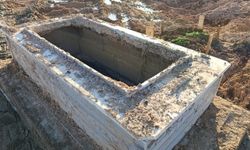 Vatandaş selden etkilenen mezarları kendisi onarıyor