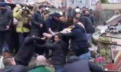 Fatih’te 2 bina çöktü: Enkaz altından kurtarılan bir kişi hayatını kaybetti