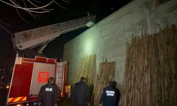 Suçüstü yakalanan hırsızlar çatıya kaçtı