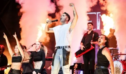 Emir Can İğrek’ten masalsı gece