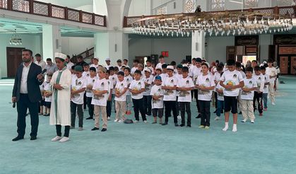 Ağrı'da "Hayat Namazla Güzeldir" programında çocuklar saf tuttu   