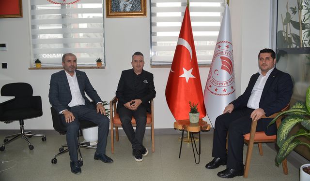 HÜDA PAR Antalya İl Başkanlığından çilek yetiştiricilerine ziyaret