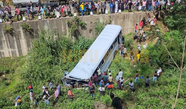 Sri Lanka'da otobüs yoldan çıktı: 3 ölü 20 yaralı