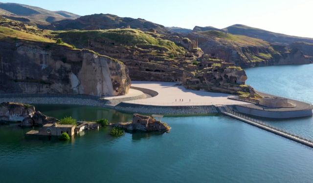 Hasankeyf Kalesi yeni düzenlemelerle ziyaretçilere açıldı