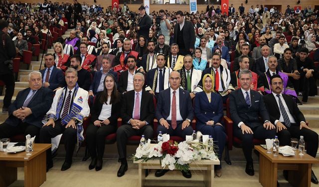 Ağrı İbrahim Çeçen Üniversitesinin akademik yılı açılışı, gerçekleştirilen programla yapıldı