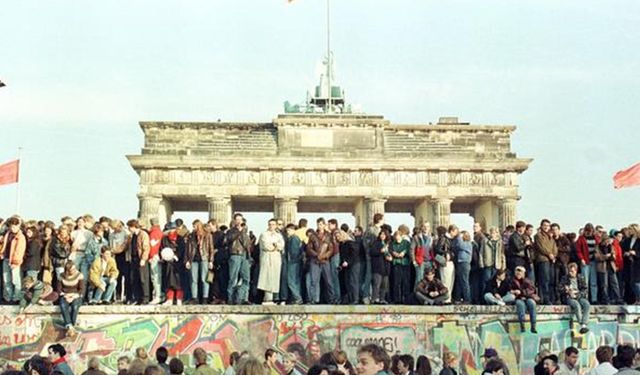 Berlin Duvarı'nın Yıkılışı ve 2+4 Antlaşması: Alman Birleşmesinin Tarihi