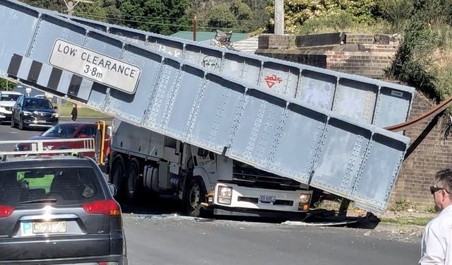 Avustralya'da demiryolu köprüsü çöktü: Bir ölü