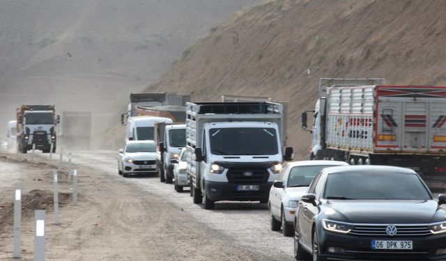 Batman-Diyarbakır arası ulaşımda sorun yaşayan sürücüler: Yol çilesi artık sona ersin