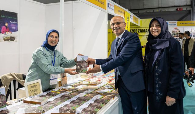 Büyükşehir Belediye Başkanı Er, kitap fuarında yazarlarla bir araya geldi
