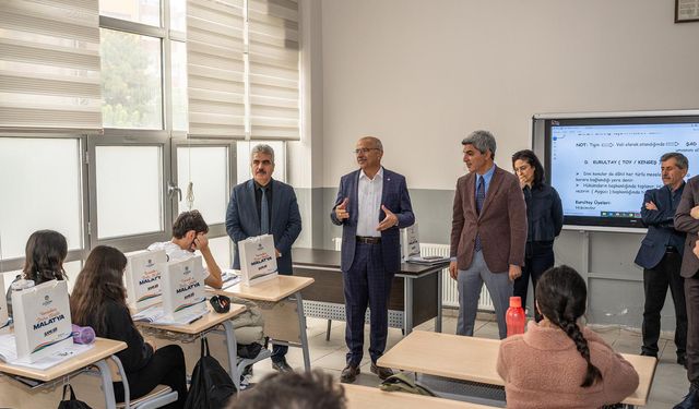 Büyükşehir Belediyesi öğrencilere ücretsiz kurs, kitap ve dijital dershane imkânı sağlanıyor